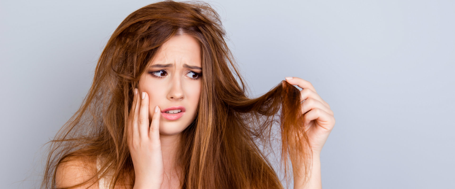 mujer-cabello-danado-cepillo-alisador