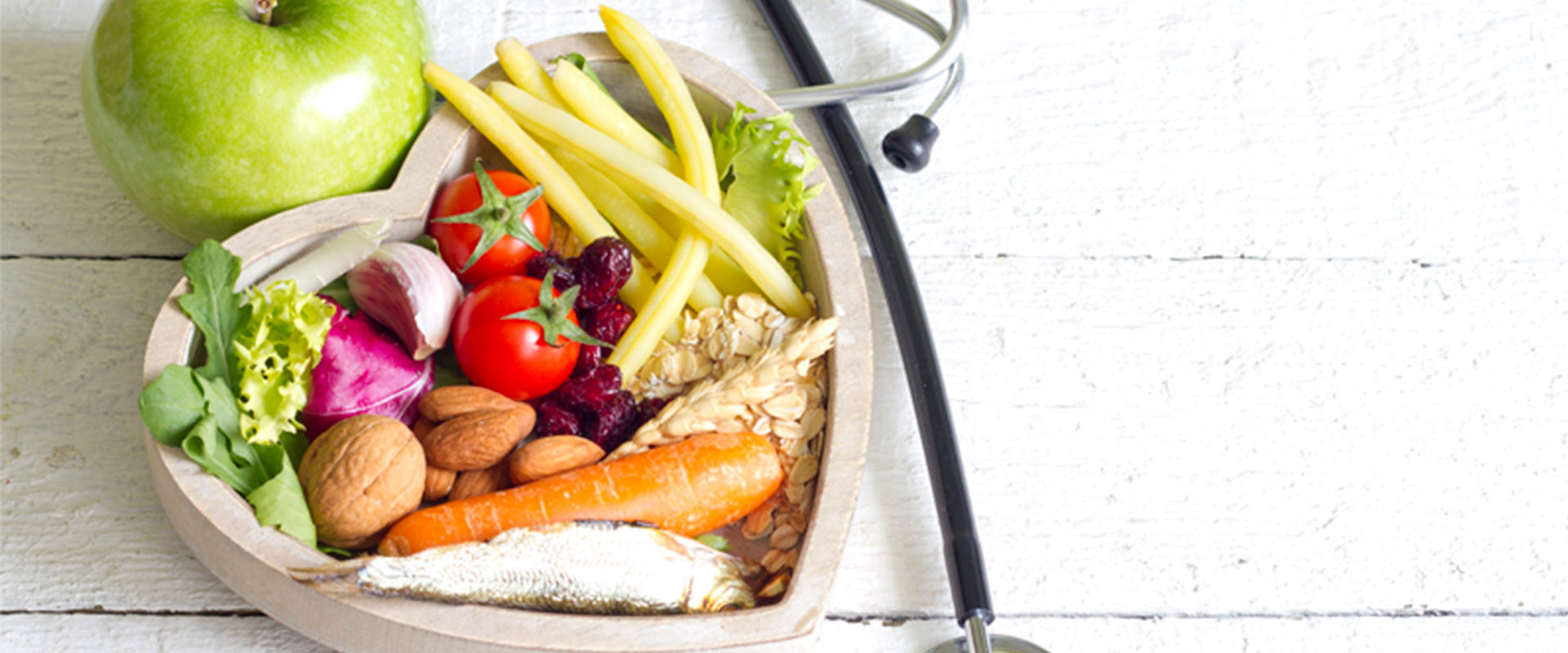 Plato en forma de corazón con alimentos para tener una buena salud.