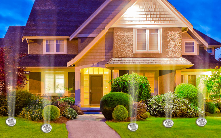 Exterior de una casa iluminada con Disk Lights.
