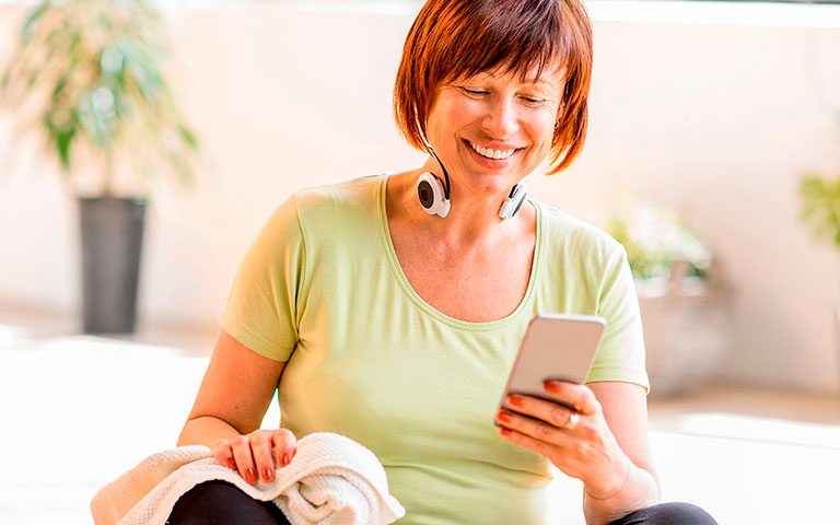 Mujer haciendo ejercicio dentro de su casa con Body Crunch.